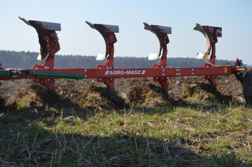 Плуги оборотные PO с болтовой защитой Agromasz