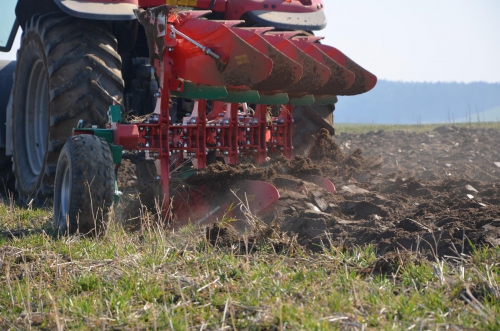 Плуги оборотные PO с болтовой защитой Agromasz