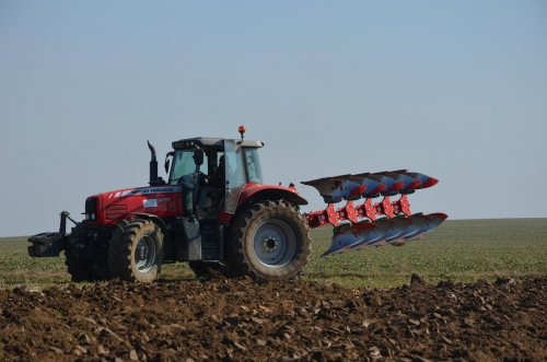 Плуги оборотные PO с болтовой защитой Agromasz